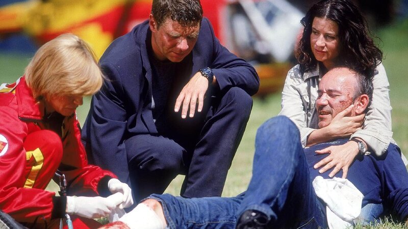Kurt Gärtner (Hakon Hirzenberger, 2.v.r.) hat versehentlich den falschen Mann für den gehalten, der seine Frau überfallen hat und Tim (Markus Siebert) beinahe mit einer Axt erschlagen. Dessen Frau Bea (Barbara Redl) konnte jedoch noch rechtzeitig Dr. Thaler (Roswitha Meyer) zur Hilfe rufen … – Bild: RTL /​ Miguel Dieterich