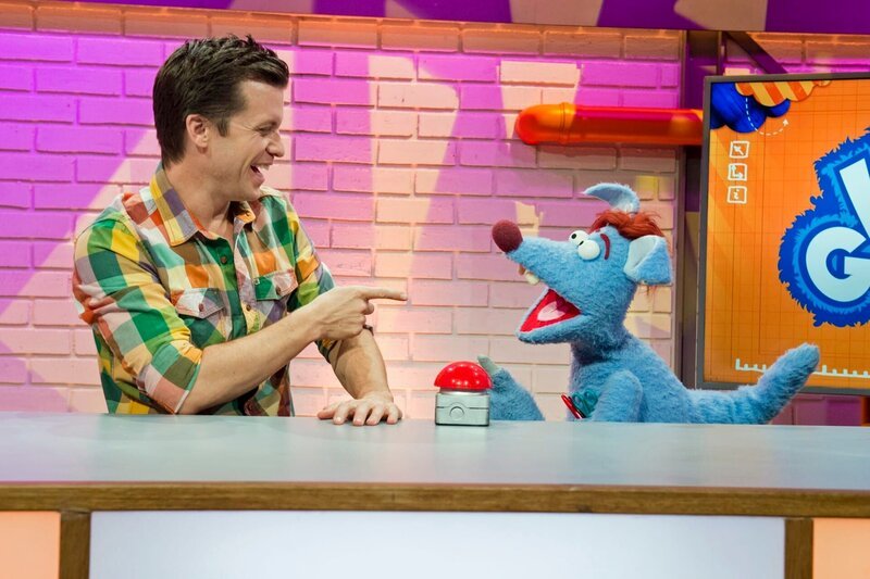 Benedikt Weber (li.) und Woozle sind ein ungleiches Gespann – gemeinsam suchen sie Antworten auf alltägliche Fragen: Wie ist der Mond entstanden? Was ist eigentlich Zeit? Und wie kann man sie überlisten? Während Benedikt sich um wissenschaftlich fundierte Antworten bemüht, ist sein Freund Woozle für kreative Antworten zuständig. – Bild: SUPER RTL/​Annette Etges