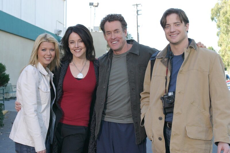 Eigentlich wollten sie gemeinsam Geburtstag feiern, doch dann kommt alles ganz anders: Danni (Tara Reid, l.), Jordan (Christa Miller Lawrence, 2.v.l.), Dr. Cox (John C. McGinley, 2.v.r.) und Ben (Brendan Fraser, r.) … – Bild: Touchstone Television Lizenzbild frei