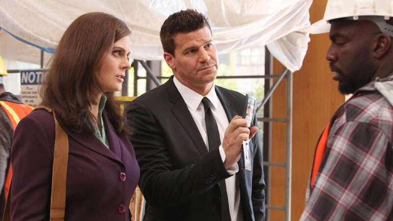 Booth (David Boreanaz) und Brennan (Emily Deschanel) befragen einen möglichen Zeugen (Darsteller unbekannt). – Bild: RTL /​ FOX