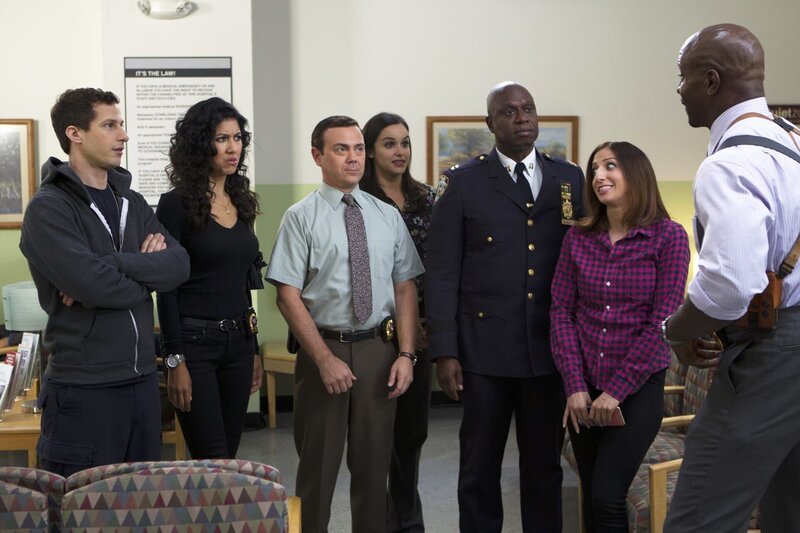 (v.l.n.r.) Jake Peralta (Andy Samberg); Rosa Diaz (Stephanie Beatriz); Charles Boyle (Joe Lo Truglio); Amy Santiago (Melissa Fumero); Captain Ray Holt (André Braugher); Gina Linetti (Chelsea Peretti); Terry Jeffords (Terry Crews) – Bild: UNIVERSAL TELEVISION LLC