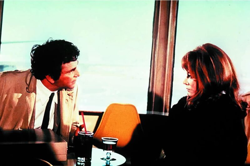 Einige Kleinigkeiten im Gespräch mit der Anwältin Leslie Williams (Lee Grant) machen Lieutenant Columbo (Peter Falk) misstrauisch. – Bild: ORF (FS1/​FS2)