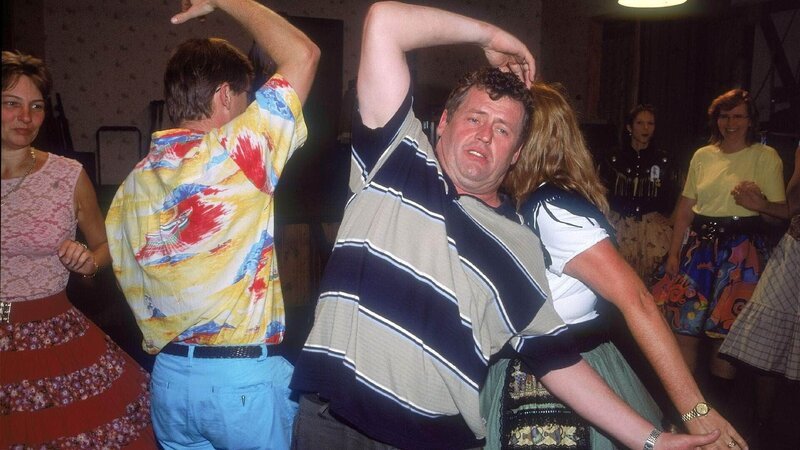 Um die Leiterin der Square Dance Gruppe milde zu stimmen, beschließen Benno (Willi Thomczyk, Mi.) und Lothar (Rene Heinersdorff, li.), in der Gruppe mitzutanzen. Eine Qual für Benno … – Bild: RTL /​ Frank Dicks