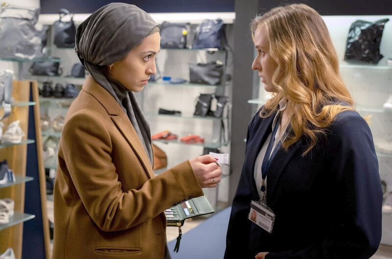 Nachdem Doreen Markowitz (Nurit Hirschfeld, re.) von ihrem Mann Leon auf der Arbeit belästigt wurde, erhält sie von ihrer Kundin (Sabrina Amali, li.) den Kontakt einer Anwältin. – Bild: ZDF/​Conny Klein