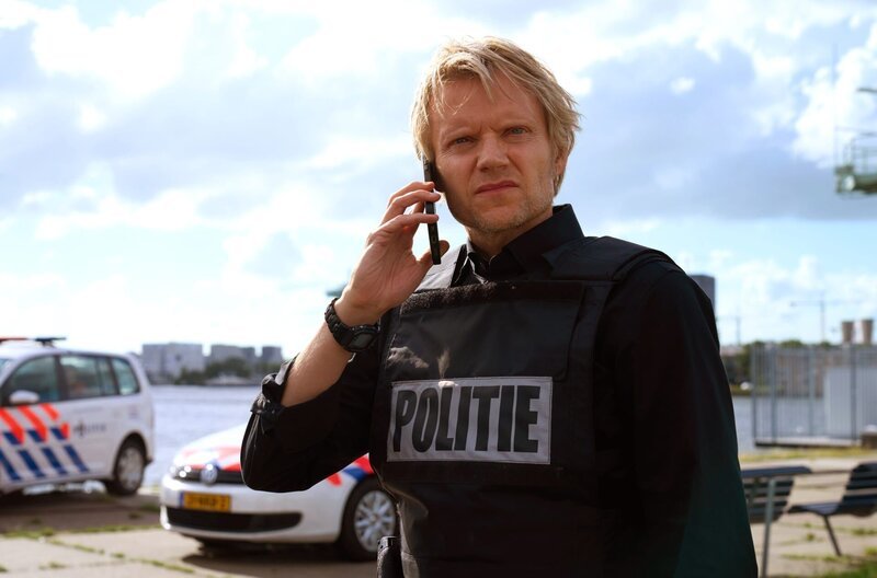 Kommissar Van der Valk (Marc Warren) zeigt Kante. – Bild: ARD Degeto/​ Company Pictures/​NL Films/​All3Media International