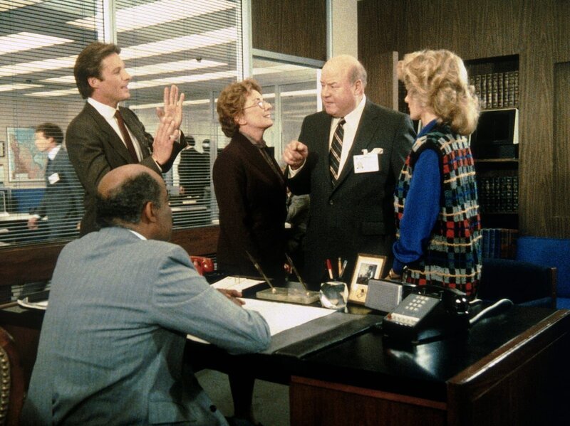 Geheimdienstboss Larner (Dana Elcar, 2.v.re.) will Amanda entlassen, da er überzeugt ist, dass sie der Maulwurf ist. Lee (Bruce Boxleitner, l.), Billy (Mel Stewart, vorn) und Francine (Martha Smith, r.) wollen den wahren Doppelagenten entlarven … – Bild: CBS Television