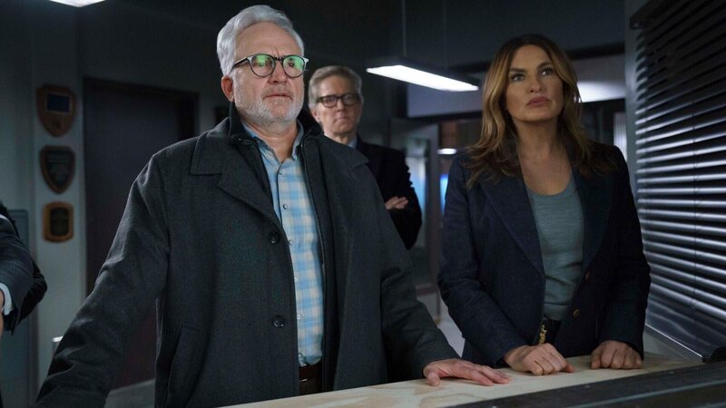 Pence Humphreys (Bradley Whitford) steht unter Mordverdacht, doch Benson (Mariska Hargitay) glaubt an seine Unschuld. – Bild: Universal Network Television LLC. /​ Der König des Mondes