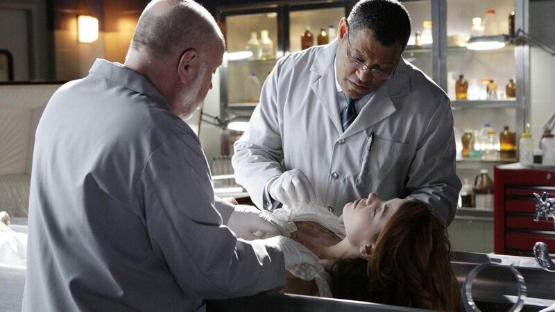 Doc Robbins (Robert David Hall, li.) und Dr. Raymond Langston (Laurence Fishburne) untersuchen die Leiche von Amber Jones (Elizabeth Chomko), die in dem Kofferraum eines Autos gefunden wurde. Pikanterweise handelt es sich um die Geliebte des Kongressabgeordneten Griffin … – Bild: MG RTL D /​ CBS