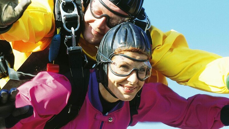 Irene Kadenbach (Claudia Wenzel) freut sich über ihren Tandemsprung mit Lehrer Friedemann Deffner (Michael Schiller). Sie hat den Fallschirmsprung von den Mitarbeitern der Waldner-Klinik geschenkt bekommen. – Bild: MG RTL D /​ Elke Werner