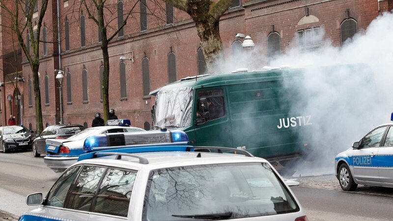 Semir und Alex haben einen Gefangenentransporter gekapert und durchbrechen das Gefängnisstor … – Bild: TVNOW /​ Guido Engels