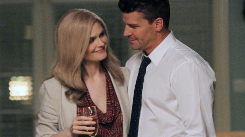Booth (David Boreanaz) ist unglaublich erleichtert, Brennan (Emily Deschanel) gefunden zu haben, die sich wegen des Mordverdachtes gegen sie verstecken musste. – Bild: RTL /​ FOX