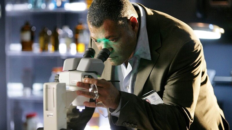 Für Dr. Ray Langston (Laurence Fishburne) beginnt die erste Schicht. Er soll einen vermeintlich harmlosen Einbruch sowie die Ursache eines Brandes mit Todesfolge klären. Dabei macht er interessante Entdeckungen … – Bild: MG RTL D /​ CBS