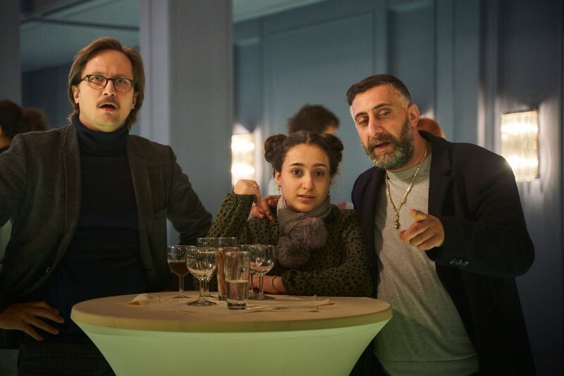 Tom Schilling (l.) und Kida Ramadan (r.) – Bild: Turner Broadcasting System Europe Limited – a WarnerMedia Company /​ W&B Television /​ Julian Baumann