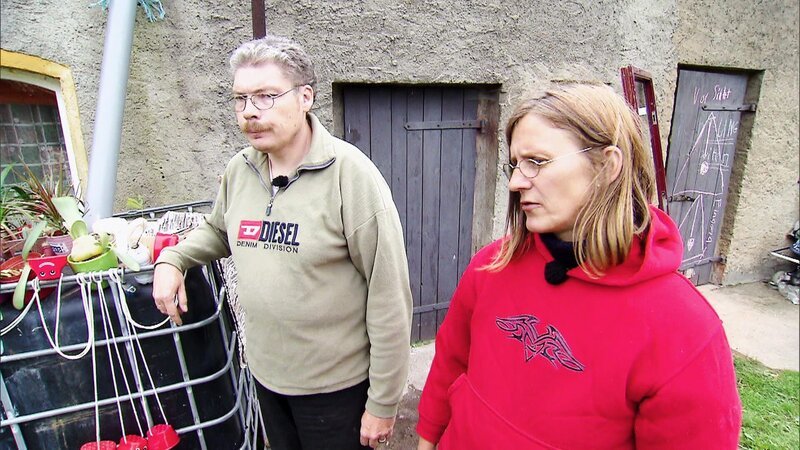 Katrin und Frank kaufen ungesehen ein altes Bauernhaus. Beim ersten besichtigen trifft sie der Schlag – sie hätten den Kaufvertrag genauer lesen sollen. – Bild: RTL II