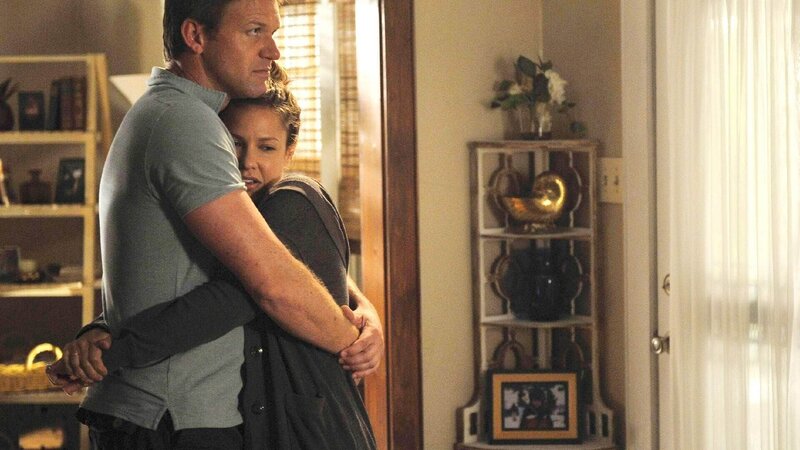 Jim (Matt Passmore) tröstet Callie (Kiele Sanchez), der es schwer fällt, ihren Sohn Jeff ziehen zu lassen. – Bild: TVNOW