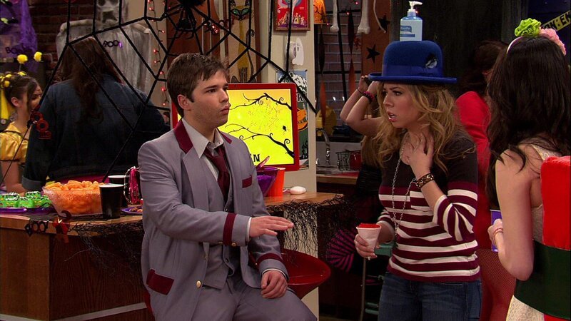 L-R: Freddie Benson (Nathan Kress), Sam Puckett (Jennette McCurdy), Carly Shay (Miranda Cosgrove) – Bild: ViacomCBS