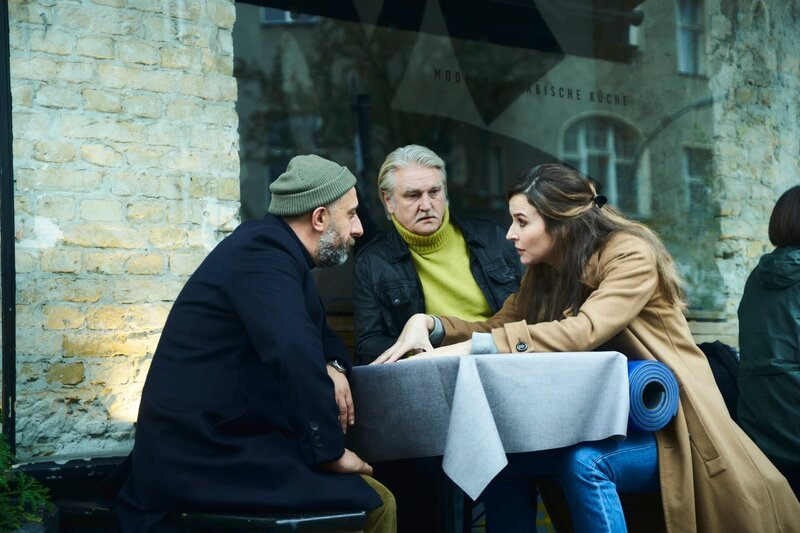 L-R: Kida Ramadan, Detlev Buck, Anne Ratte Polle – Bild: Turner Broadcasting System Europe Limited – a WarnerMedia Company /​ W&B Television /​ Julian Baumann