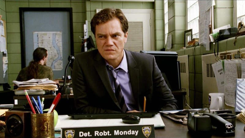 Der zwielichtige Polizist Bobby Monday (Michael Shannon) hat großes Interesse an dem geheimnisvollen Umschlag.. – Bild: Columbia TriStar Marketing Group, Inc. Der zwielichtige Polizist Bobby Monday (Michael Shannon) hat großes Interesse an dem geheimnisvollen Umschlag.. – Bild: Columbia TriStar Marketing Group, Inc.