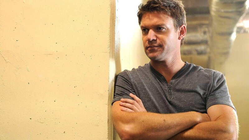 Der Mord an dem weiblichen Finanzvorstand der lokalen Bank, führt Jim (Matt Passmore) in die Welt des Roller Derby und die rauhen Sitten, die dort unter den Spielerinner herrschen. – Bild: TVNOW