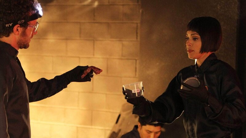 Hodgins (T.J. Thyne) und Cam (Tamara Taylor) sammeln die Körperteile des Getöteten auf, die durch die Druckwelle der Explosion in alle Richtungen verstreut wurden. – Bild: RTL /​ FOX