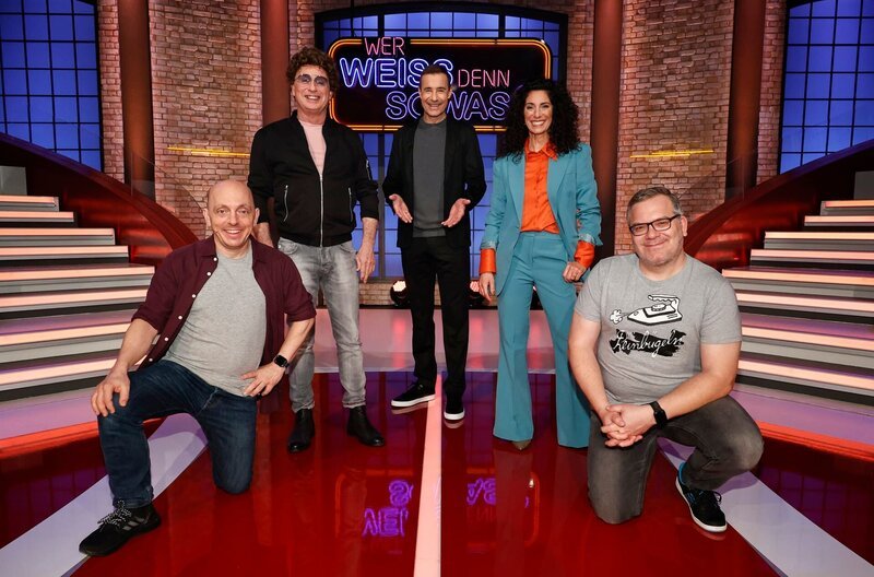 Moderator Kai Pflaume (M.) und seine Rateteam-Kapitäne Bernhard Hoëcker (l.) und Elton (r.) begrüßen in dieser Sendung den Comedian Atze Schröder (2.v.l.) und die Moderatorin Evren Gezer (2.v.r.). – Bild: ARD/​Morris Mac Matzen