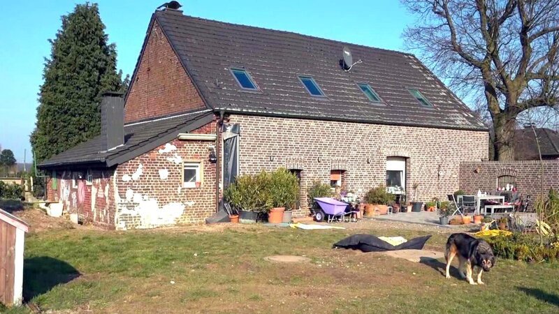 Dieses alte Bauernhaus der Familie soll renoviert werden – Bild: RTL II