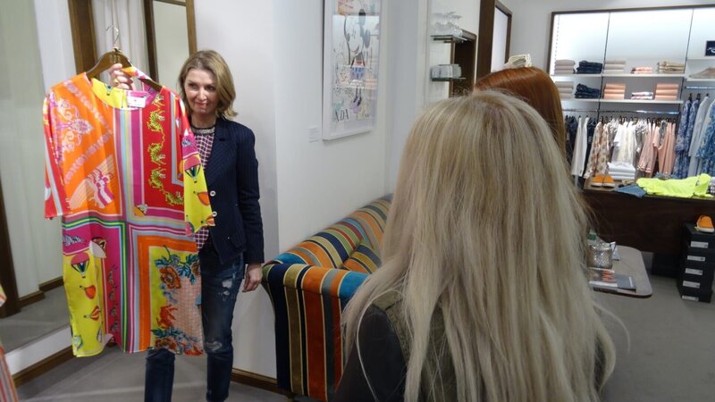 V.l.: Verkäuferin, Shoppingbegleitung Christina und Kandidatin Laura. – Bild: TVNOW /​ Constantin Ent.