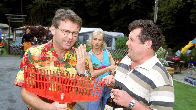 Hinter Stefanie (Dana Golombek, hi.) Rücken lästert Lothar (Rene Heinersdorff, l.) mit Benno (Willi Thomczyk) über deren unmöglichen Fahrstil. – Bild: RTL /​ Frank Dicks