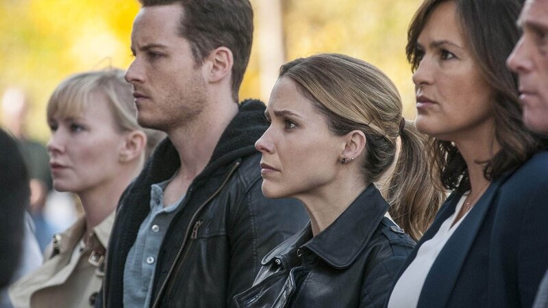 Amanda Rollins (Kelli Giddish), Jay Halstead (Jesse Lee Soffer), Erin Lindsay (Sophia Bush), Olivia Benson (Mariska Hargitay), Hank Voight (Jason Beghe) – Bild: RTL /​ NBC Studios