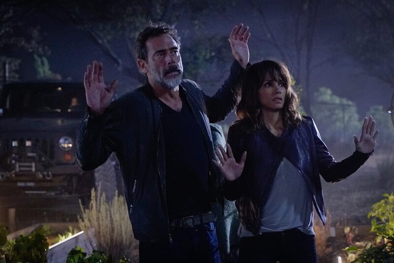 JD (Jeffrey Dean Morgan, l.) und Molly (Halle Berry, r.) treten mit einem verschollen geglaubten Freund von John in Kontakt, während Charlie Lucys Zuneigung für seine Zwecke zu nutzen versucht … – Bild: 2015 CBS Broadcasting Inc. All Rights Reserved. Lizenzbild frei