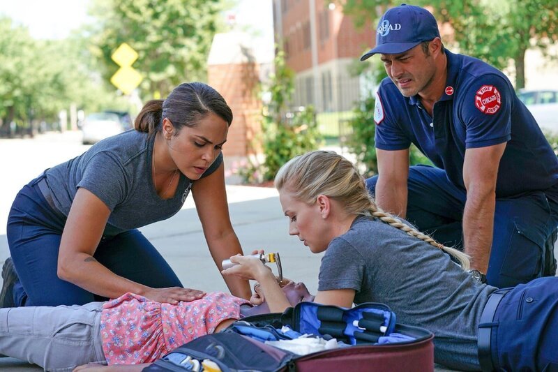 V.l.: Gabriela Dawson (Monica Raymund), Mädchen (Vanessa Lynch), Sylvie Brett (Kara Killmer), Kelly Severide (Taylor Kinney) Taylor Kinney als Kelly Severide. – Bild: MG RTL D /​ NBC Universal