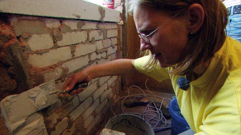 Katrin und Frank kaufen ungesehen ein altes Bauernhaus. Beim ersten besichtigen trifft sie der Schlag – sie hätten den Kaufvertrag genauer lesen sollen. – Bild: RTLZWEI