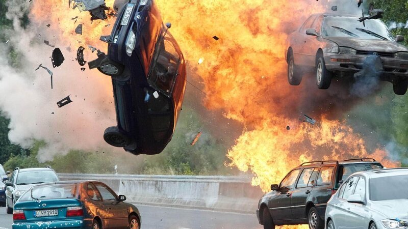Semir ist mit seiner Tochter Dana auf der Autobahn unterwegs, als er plötzlich in eine Verfolgungsjagd mit verheerenden Folgen verwickelt wird … – Bild: MG RTL D /​ Guido Engels