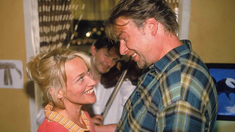 Horst (Frank Vockroth, r.) ist überglücklich als Rita (Gaby Köster, l.) endlich nach Hause kommt. Jetzt steht einem romantischen Abend mit Stehgeiger (Max Herbrechter, M.) nichts mehr im Wege. – Bild: TVNOW