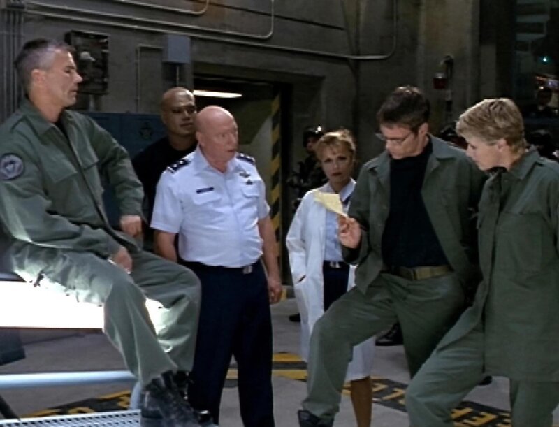 Das Stargate hat sich geöffnet und ein blutverschmierter Zettel kam durchgeflogen. Das SG-1 Team untersuchen die Schrift …(v.li.n.re.: Richard Dean Anderson als Colonel O’Neill, Christopher Judge als Teal’c, Don S. Davis als General Hammond, Teryl Rothery als Dr. Frasier, Michael Shanks als Jackson, Amanda Tapping als Samantha) – Bild: RTL II