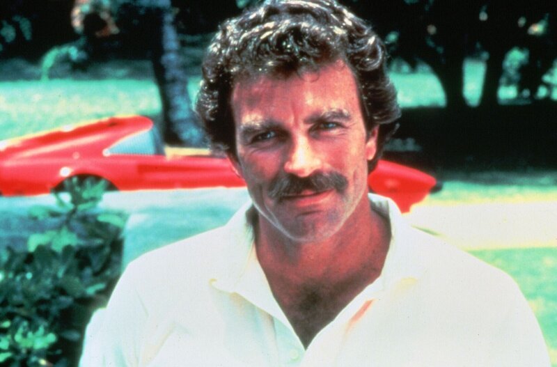 Der schnauzbärtige Draufgänger Thomas Sullivan Magnum (Tom Selleck) arbeitet als Privatdetektiv auf Hawaii und ist außerdem der Sicherheitsbeauftragte von Robin Masters, einem reichen, mysteriösen Schriftsteller … – Bild: Universal City Studios