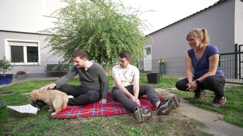 Adrian und Christoph aus Dresden holt den Welpen Quinn bei der Züchterin ab. – Bild: RTL /​ RTL Studios