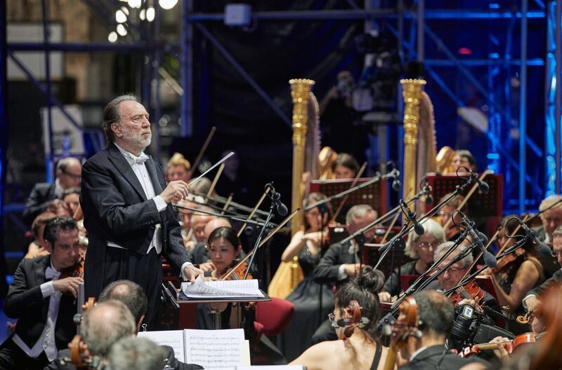 Auf dem Programm des diesjährigen Sommerkonzerts der Scala stehen amerikanische Klänge aus dem frühen 20. Jahrhundert, aufgeführt unter der Leitung von Riccardo Chailly. – Bild: Studio Hanninen Auf dem Programm des diesjährigen Sommerkonzerts der Scala stehen amerikanische Klänge aus dem frühen 20. Jahrhundert, aufgeführt unter der Leitung von Riccardo Chailly. – Bild: Studio Hanninen