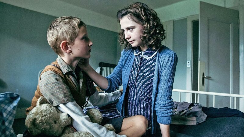 Der Junge soll in eine Pflegefamilie kommen: Miron Sharshunov als Jenkele, Annina Walt als Klara Leutenegger    Verwendung nur in Verbindung mit der Programmkommunikation. Jede andere Nutzung ist untersagt.; Der Junge soll in eine Pflegefamilie kommen: Miron Sharshunov als Jenkele, Annina Walt als Klara Leutenegger    Verwendung nur in Verbindung mit der Programmkommunikation. Jede andere Nutzung ist untersagt. – Bild: Bibel TV