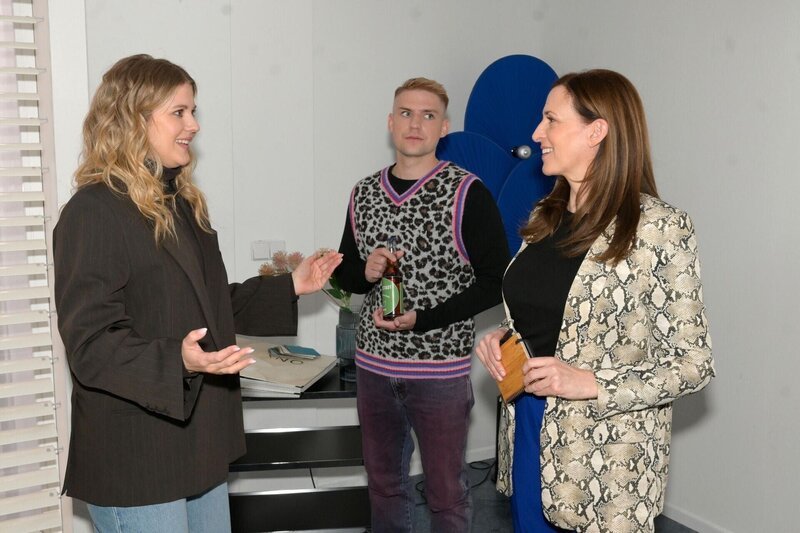 Alicia (Josefin Bressel, l.) und Moritz (Lennart Borchert) versuchen beide, Katrin (Ulrike Frank) mit ihren Ideen zu beeindrucken. – Bild: RTL /​ Rolf Baumgartner
