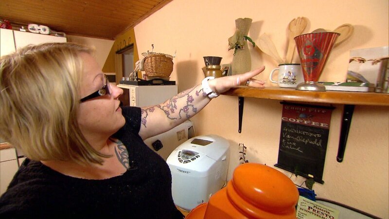 Annika macht den Staubtest in der Wohnung der Tauschfamilie.. – Bild: RTL II