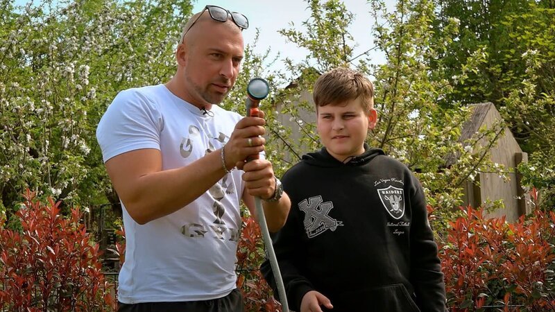 Daniel hat unterdessen etwas Bedeutendes vor: Gemeinsam mit Sohn Gabriel soll ein Apfelbaum gepflanzt werden – Bild: RTLZWEI