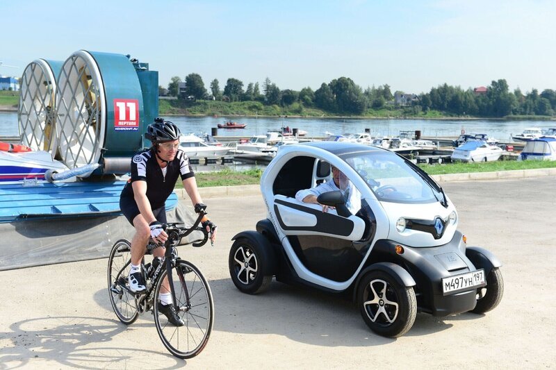 Richard Hammond (l.) auf einem Pinarello F8 Racing Bike und James May in einem Renault Twizy in St. Petersburg. – Bild: RTL /​ BBC Worldwide Ltd.