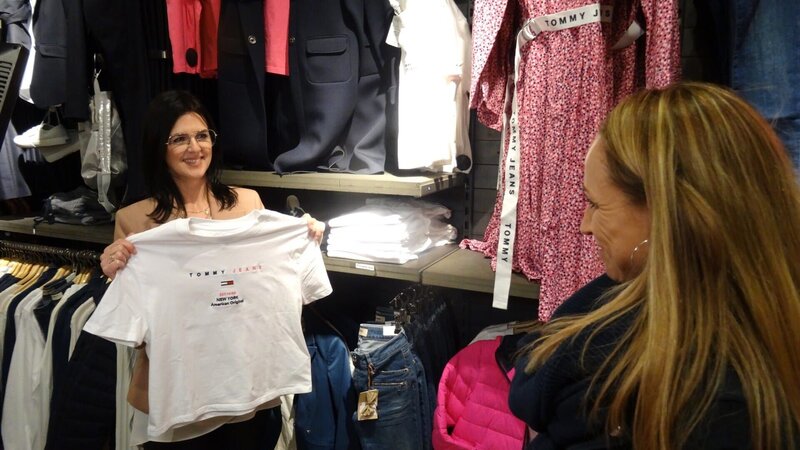 Kandidatin Inna (r.) und Verkäuferin. – Bild: TVNOW /​ Constantin Ent.