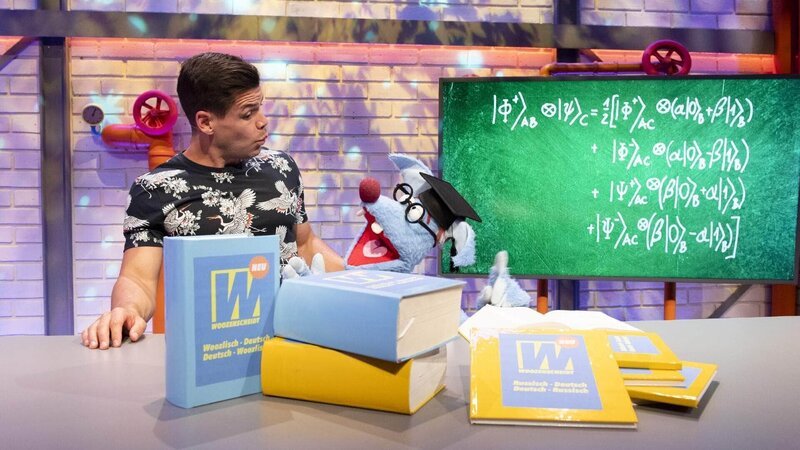 Woozle ist zwar jetzt ein Superhirn, aber auch ein unerträglicher Besserwisser. Armer Simón! – Bild: SUPER RTL/​Annette Etges