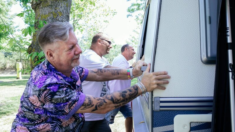 Schwierige Stellplatzsuche für die Fingerhut-Clique – es dauert Stunden bis die drei befreundeten Paare den perfekten Platz finden. – Bild: RTLZWEI