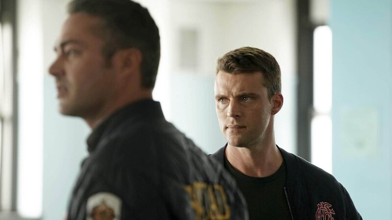Kelly Severide (Taylor Kinney, l.), Matthew Casey (Jesse Spencer) – Bild: TVNOW /​ NBC Universal