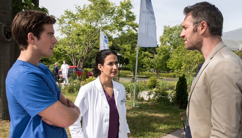 Als Ben bemerkt, dass Frieda von der Intensivstation verschwunden ist, sagt er sofort Dr. Sherbaz und Friedas Vater Holger Bescheid. V.l.n.r. Ben Ahlbeck (Philipp Danne), Dr. Leyla Sherbaz (Sanam Afrashteh), Holger Mahlow (Ben Braun). – Bild: ARD/​Jens Ulrich Koch