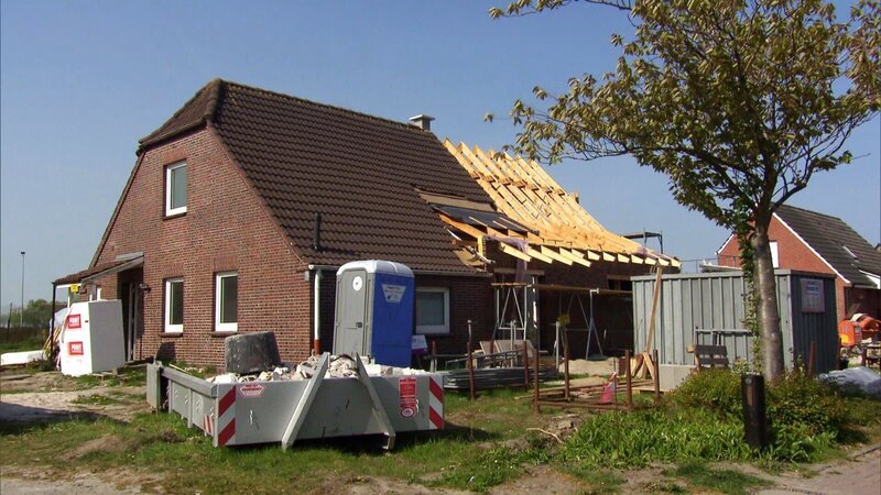 Andrea und Burkhard haben ein kleines Häuschen erstanden, das schon vor dem Einzug zu klein ist … – Bild: RTL II