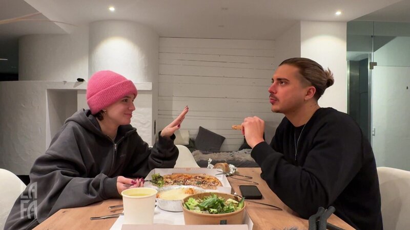 S3F136: Julia möchte von Tim wissen, wie bedeutend Sex in einer Beziehung wirklich ist. Ihre Neugier geht jedoch noch weiter. – Bild: RTLZWEI